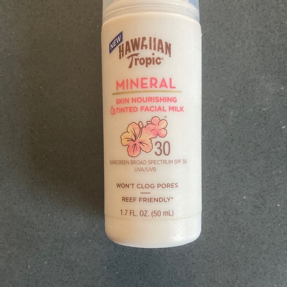 New Hawaiian Tropic Mineral Tinted Facial Milk Broad Spectrum SPF 30 sunscreen. - Picture 1 of 4